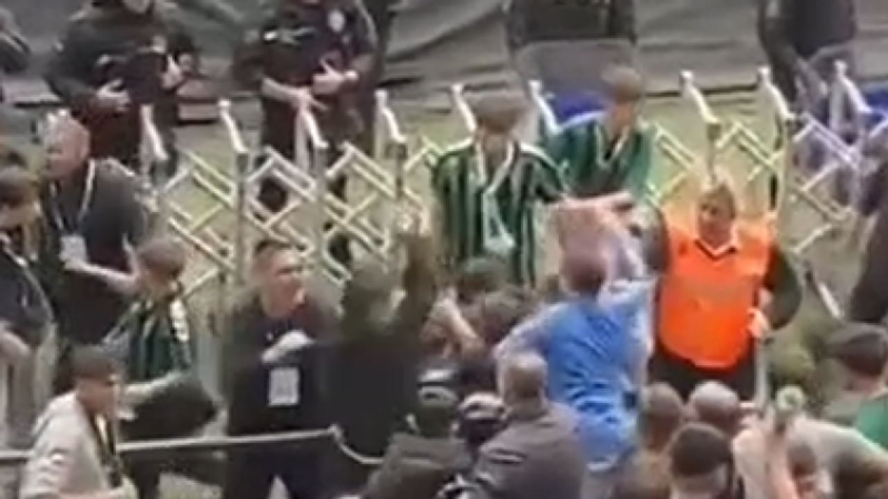 Tribünde Kavga Çıktı!