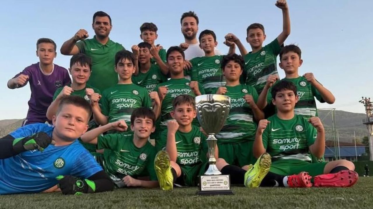 Kartepe Fatih Sultan Mehmet Spor U13 Takımı Şampiyonluğu Kutladı!