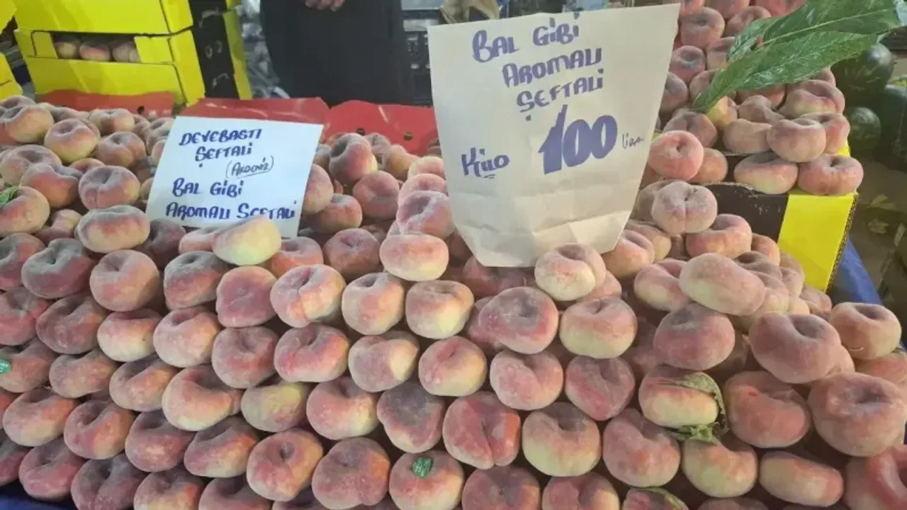 Doğu Kışla Pazarı'nda fiyatlar düşmeye devam ediyor... Şeftali 100 TL'den tezgahlarda!