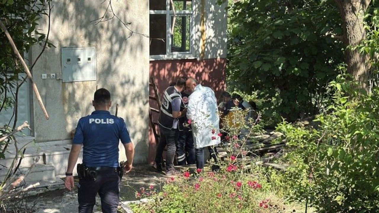 Cesedi Evinin Bahçesinde Bulundu!
