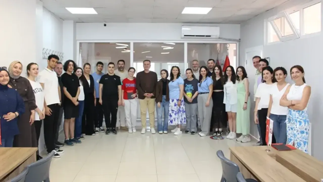 Bilgi Köprüsü, lise mezunu başarılı öğrencilerini ödüllendirdi