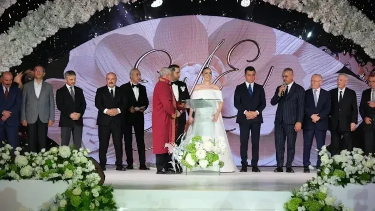 Jet Sosyete Bu Kez Ahlatcı Ailesinin Düğününde Buluştu!