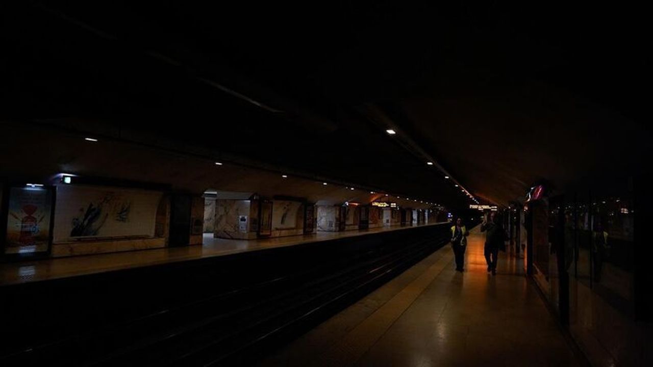 Kıbrıs'ta Patlama! Karanlığa Boğuldular