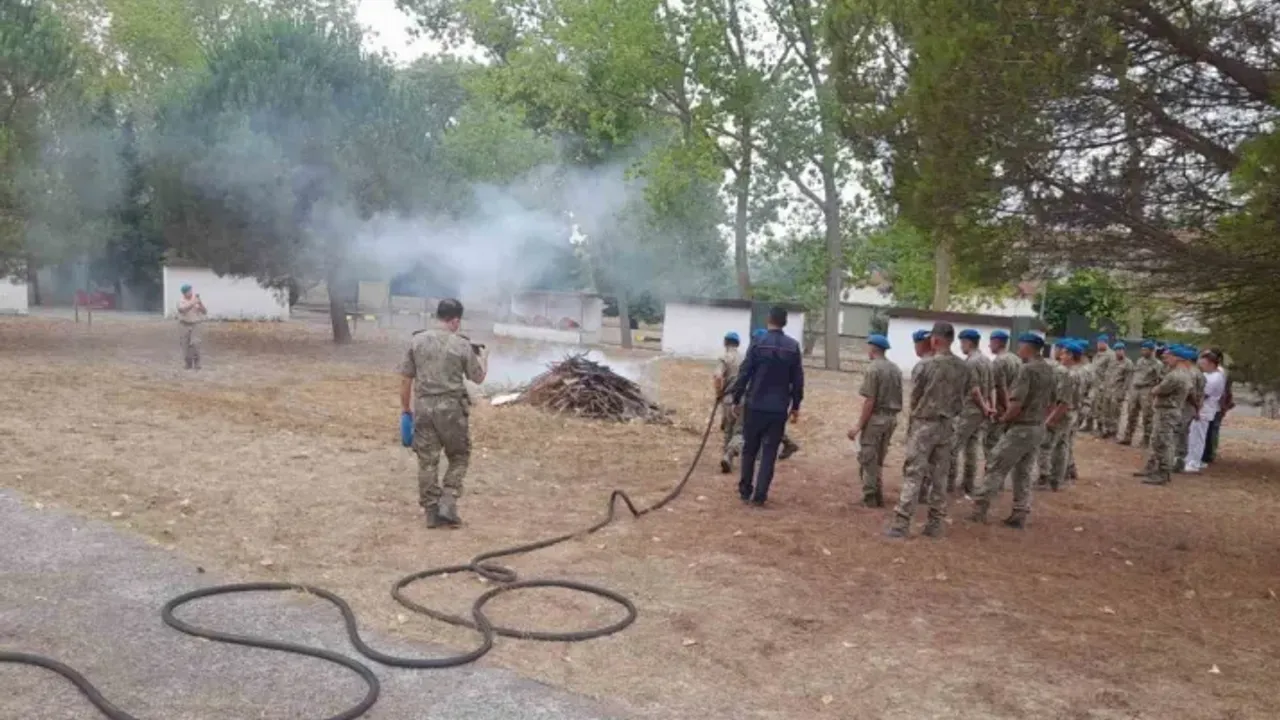 Askeri personele yangın tatbikatı