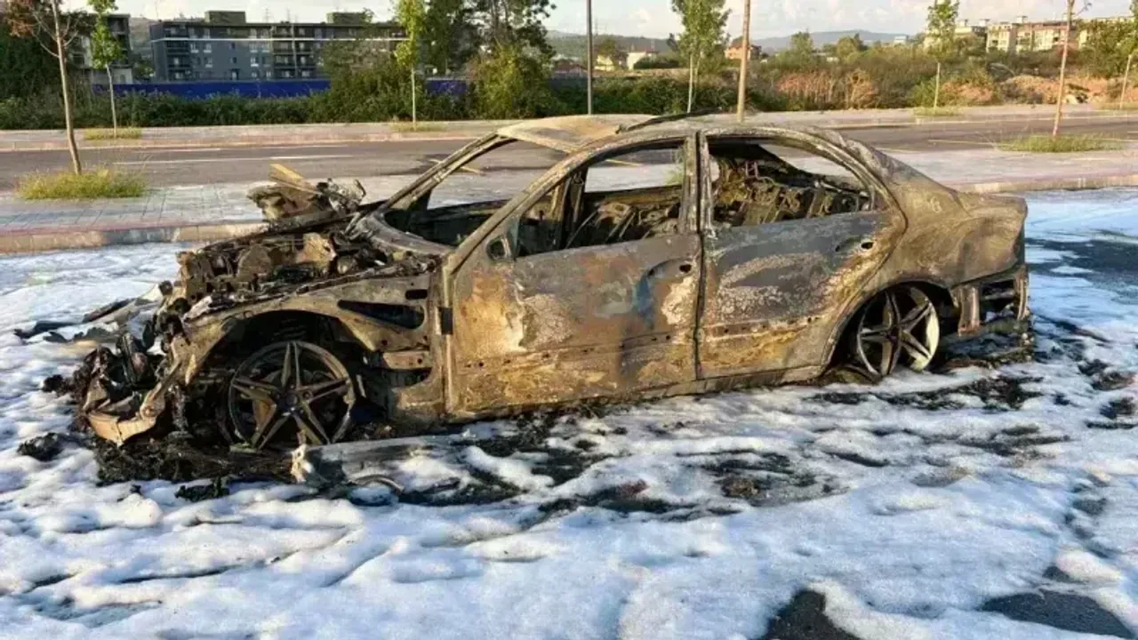 Gümrükten dönen aracını İzmit'te ateşe verdi! 