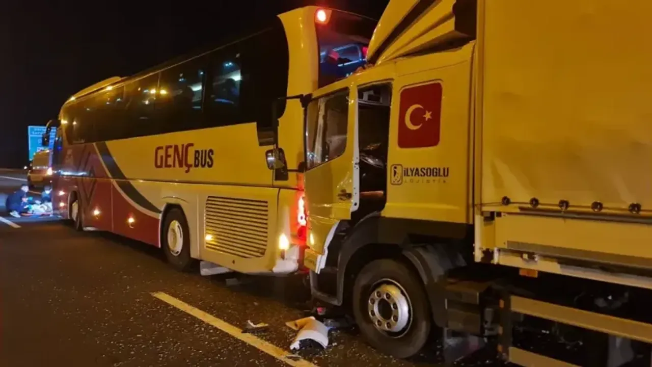 Yolcu Otobüsüne Kamyon Çarptı