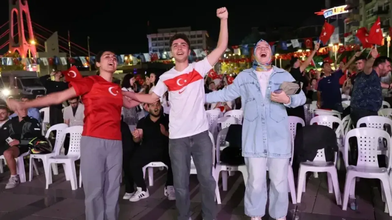 Kocaelililer, mili coşkuyu dev ekranda yaşadı; Ay-Yıldızlı coşku meydana sığmadı