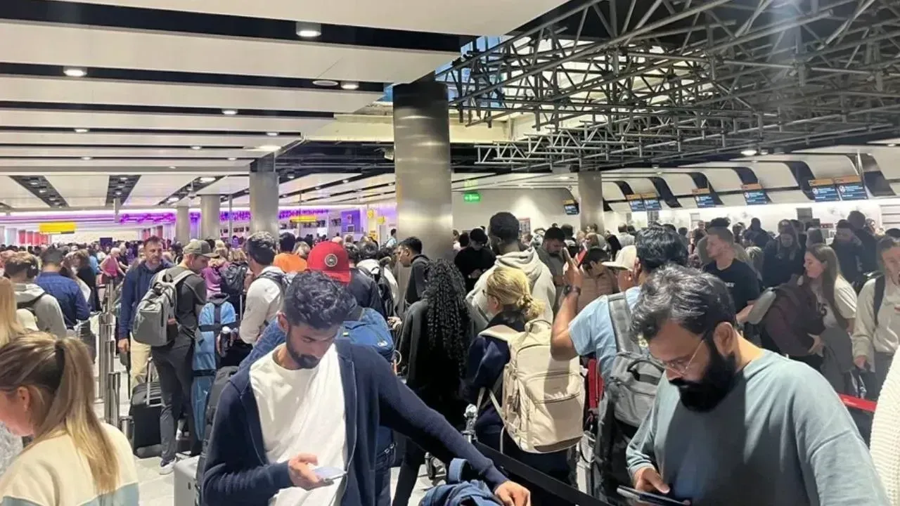 Uçuşa Gelip Rehin Kaldılar