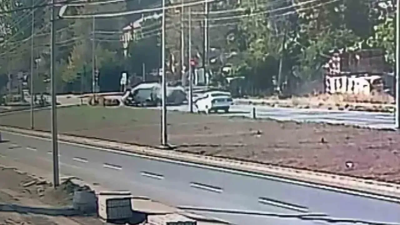 Alkollü sürücünün kırmızı ışıkta dehşet saçtığı kaza kamerada