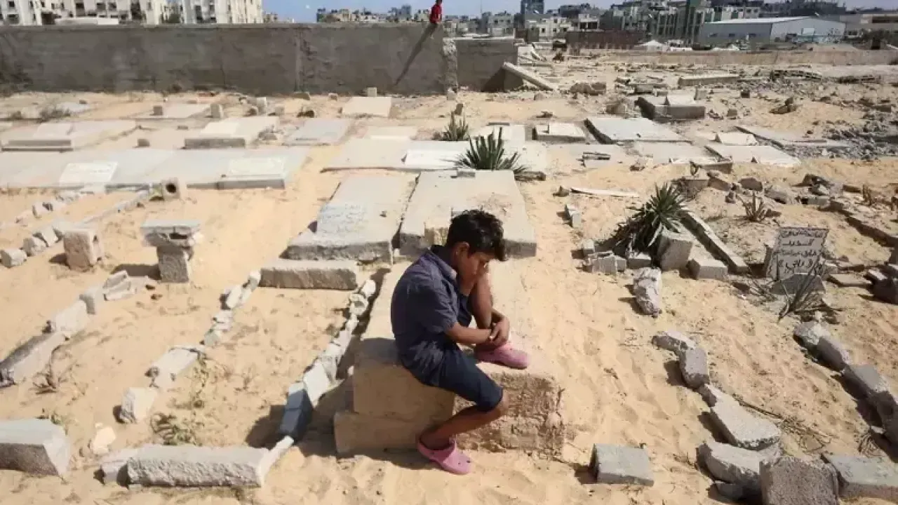 Binlerce Kişi Mezarlıklarda Yaşam Mücadelesi Veriyor