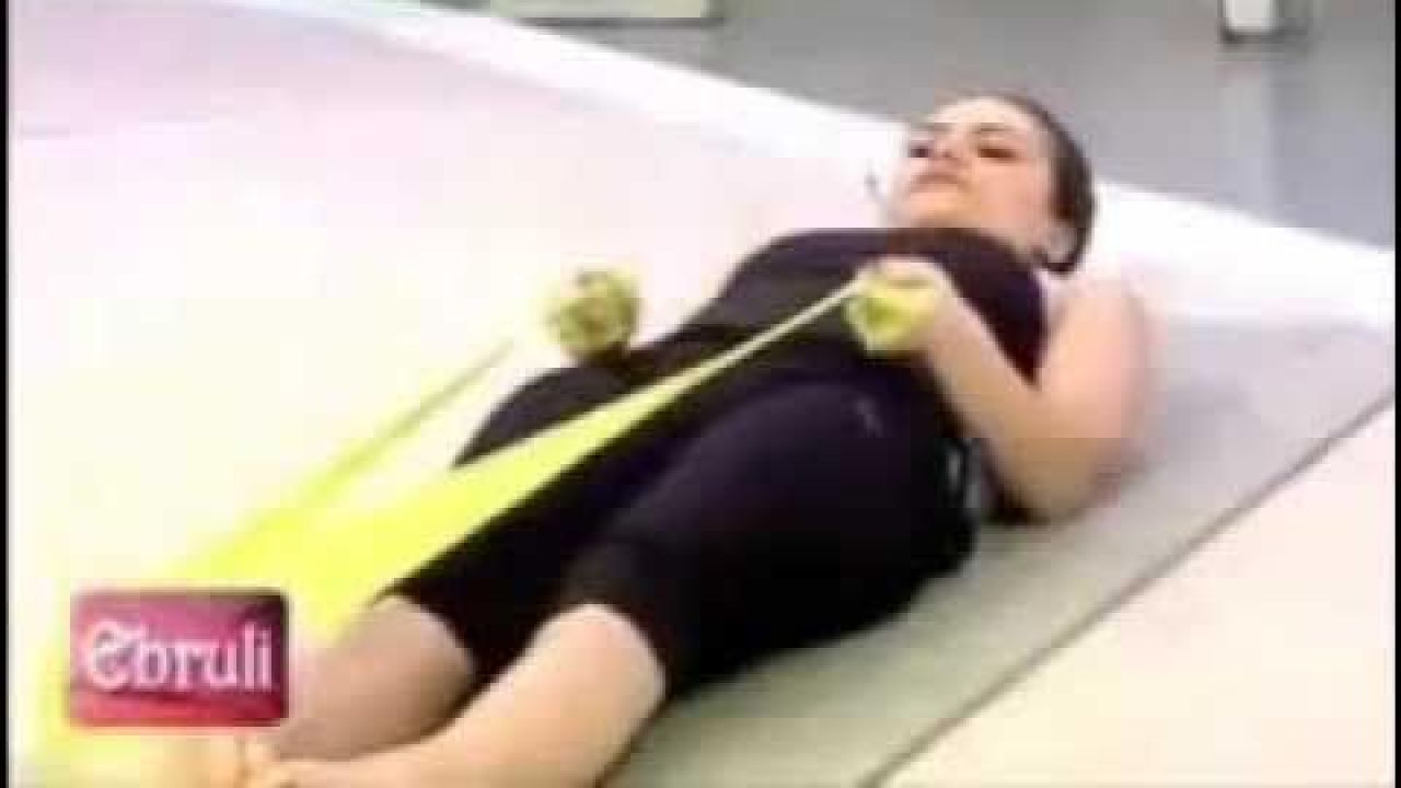 Ebru Şallı Tuvalet Temizledi