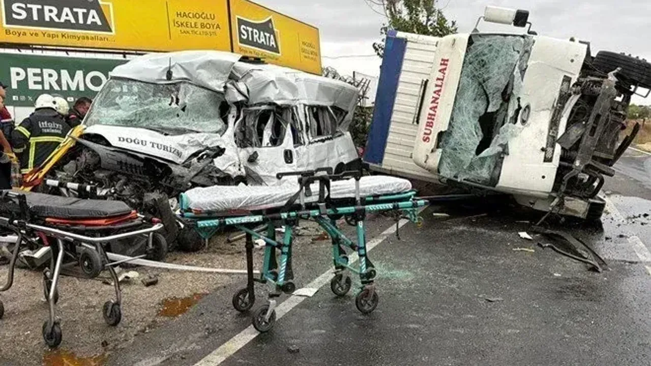 İşçi Servisi ile Kamyon Çarpıştı, 3 Ölü