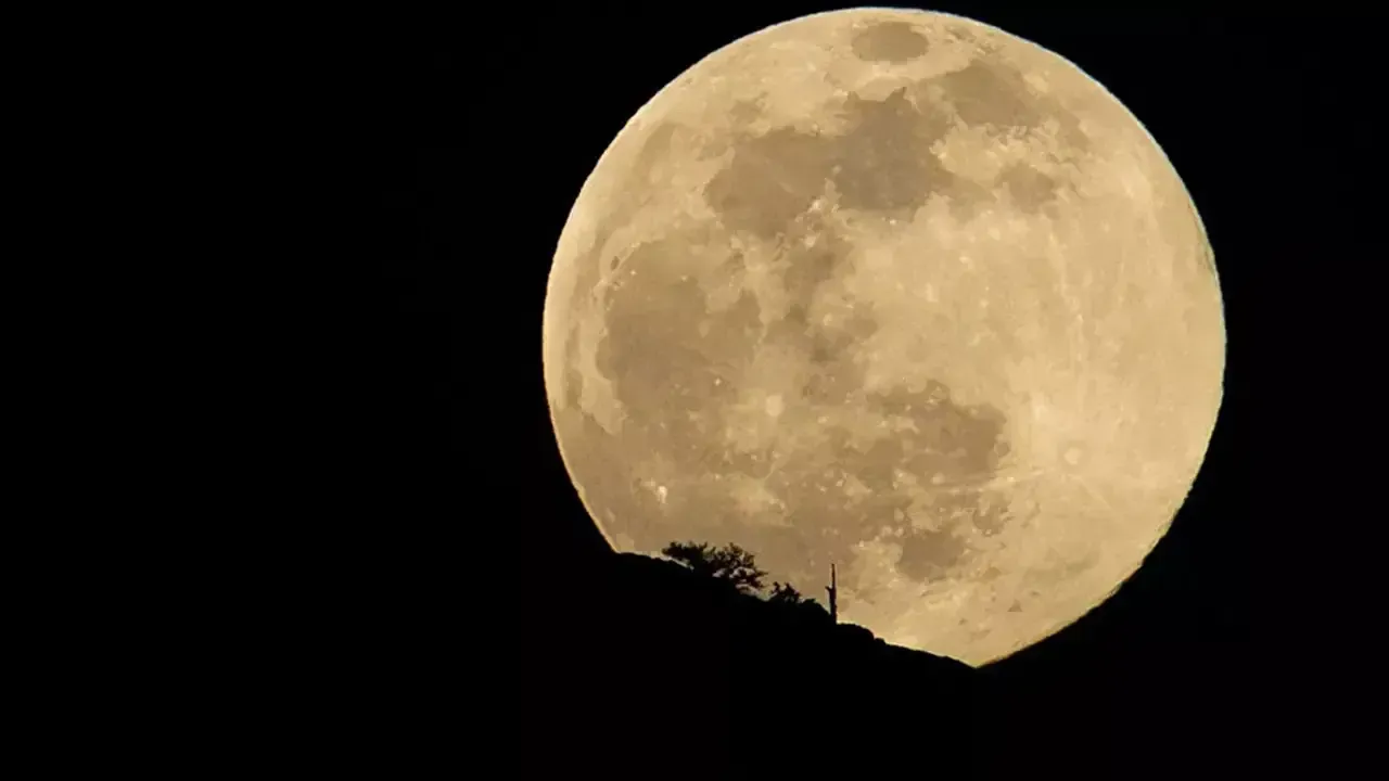 Ay, Dünya'ya 361 bin kilometre yaklaşacak!