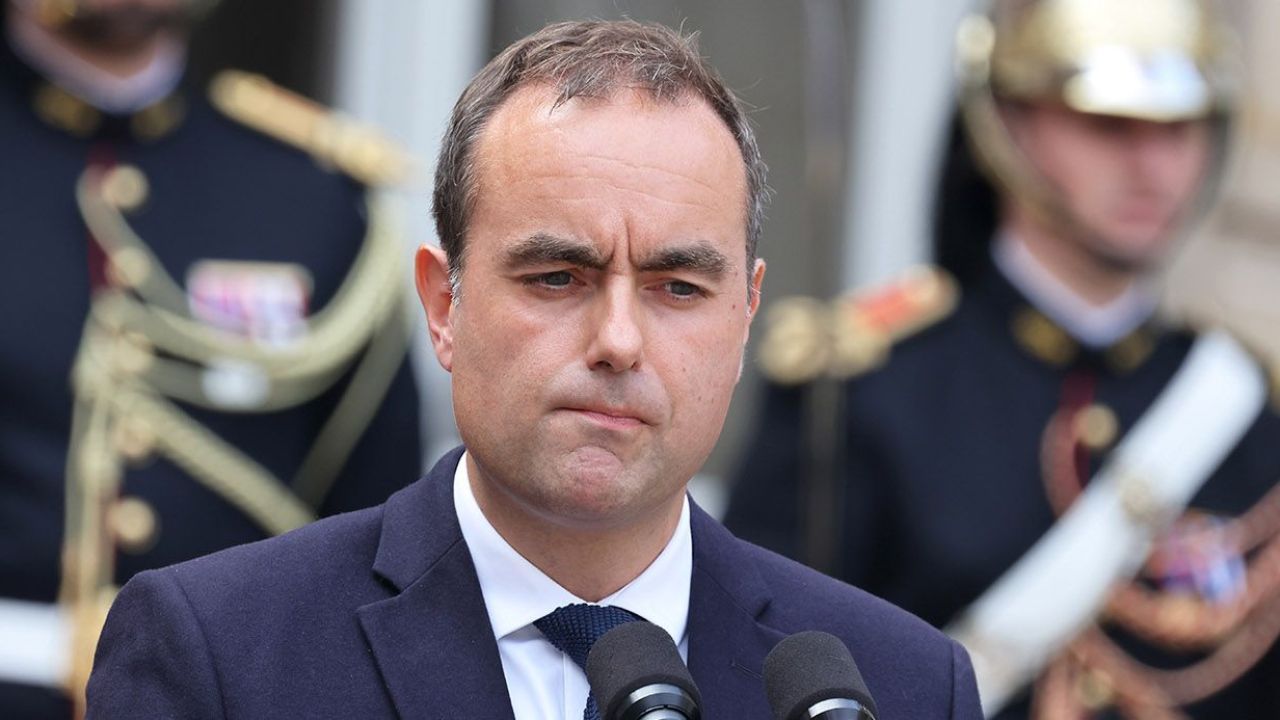 Başbakan İstifa Etti