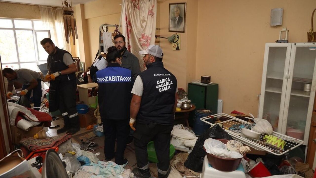 Darıca'da Evden 2 Kamyon Çöp Çıktı