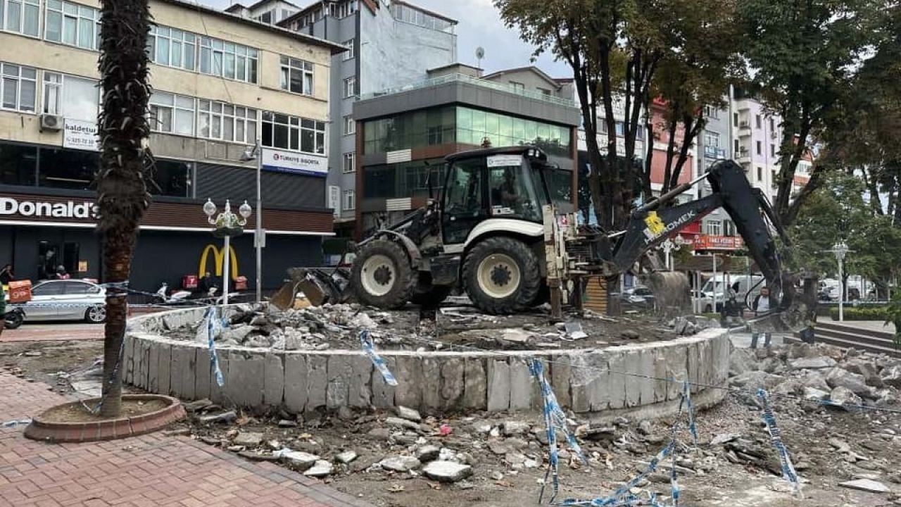 Fevziye Camii Bahçesi’ndeki Süs Havuzunun Yıkımına Başlandı