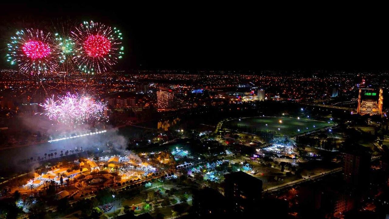 400 Dron, Lazer ve Havai Fişeklerle Görsel Şölen