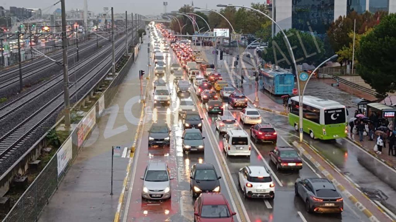 İzmit’te Yoğun Yağış Trafiği Felç Etti