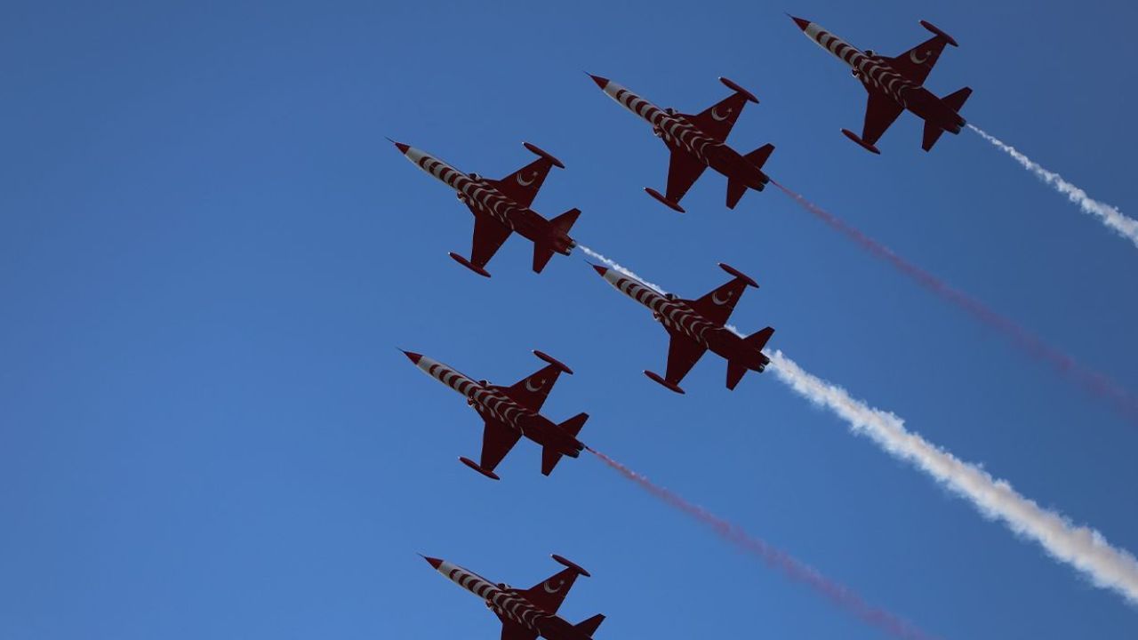 Gökyüzü Türk Yıldızlarıyla Şenlendi