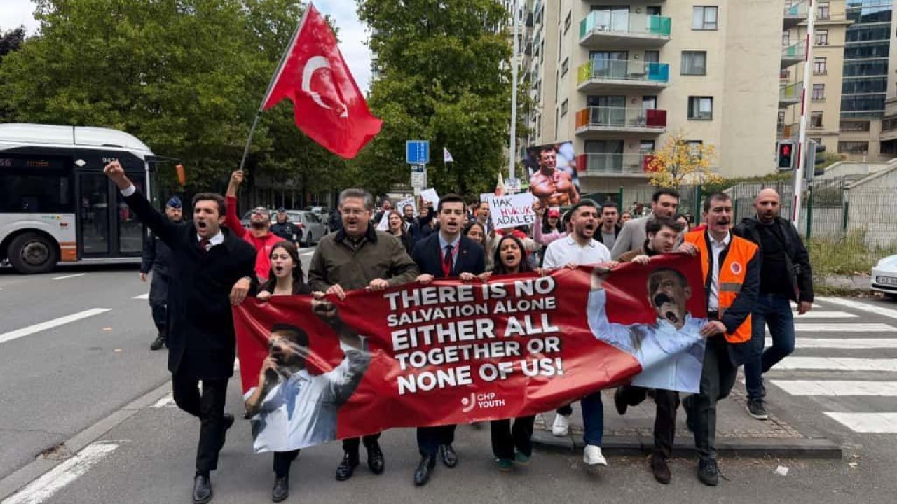 CHP'li Yıldızlı Brüksel Mitinginde!
