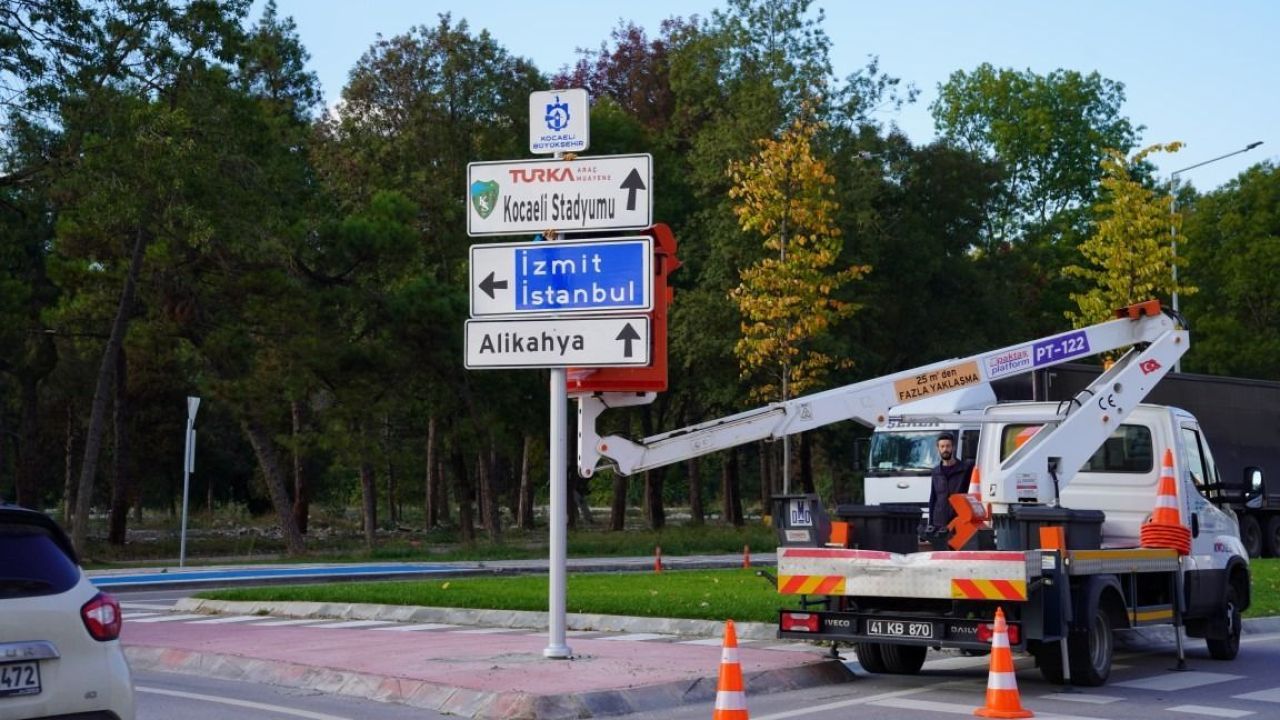 Kocaeli Stadı’nın yeni isim tabelaları monte edildi