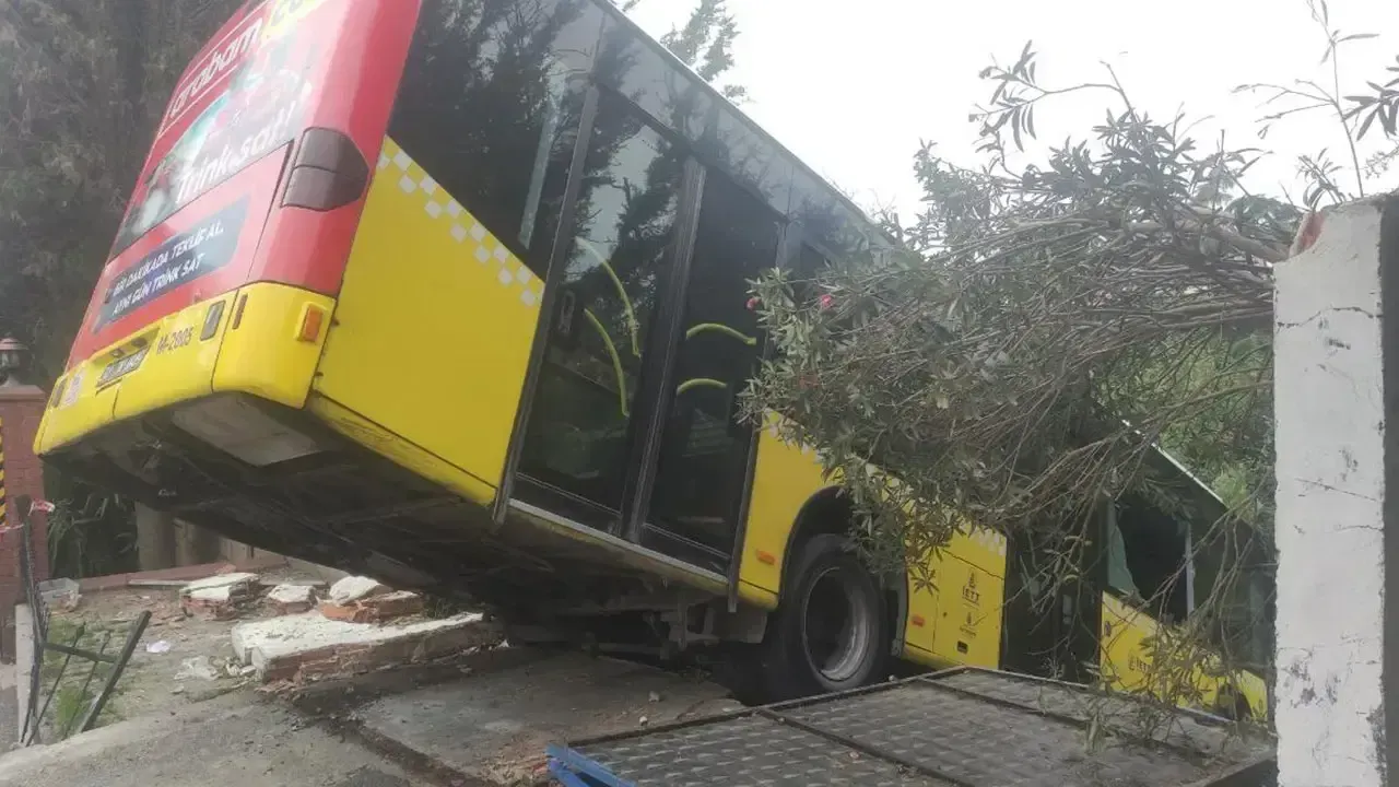 Halk Otobüsü Duvarda Asılı Kaldı