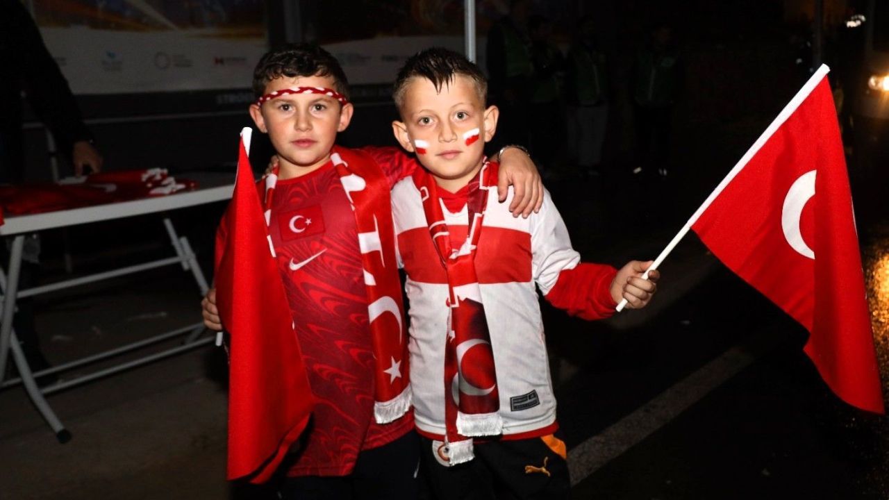 Büyükşehir’den milli maça binlerce bayrakla destek