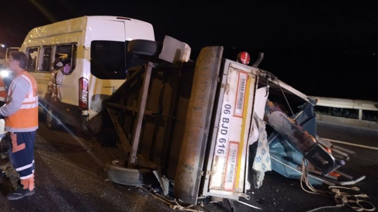 TEM'de Servis Minibüsü Devrildi! Yaralılar Var