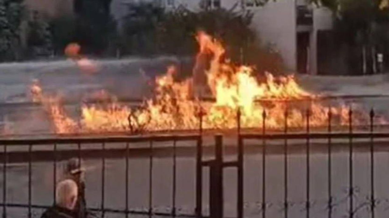 Çakmak Alev Aldı, Mahalle Yandı