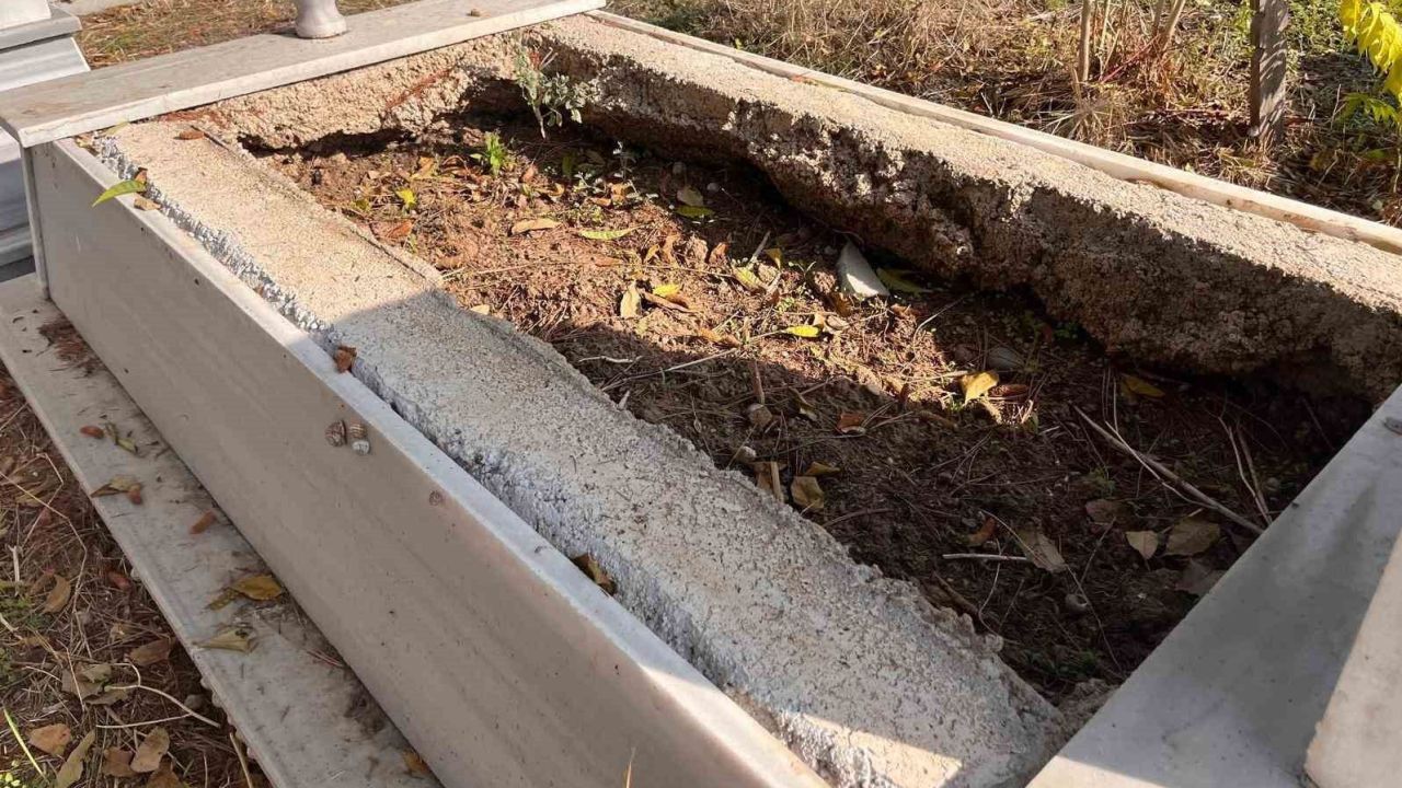 Mezar Taşlarını Çalıp Evine Döşedi