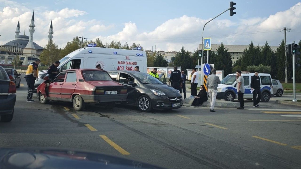 Duble yolda iki araç çarpıştı: 2 hafif yaralı