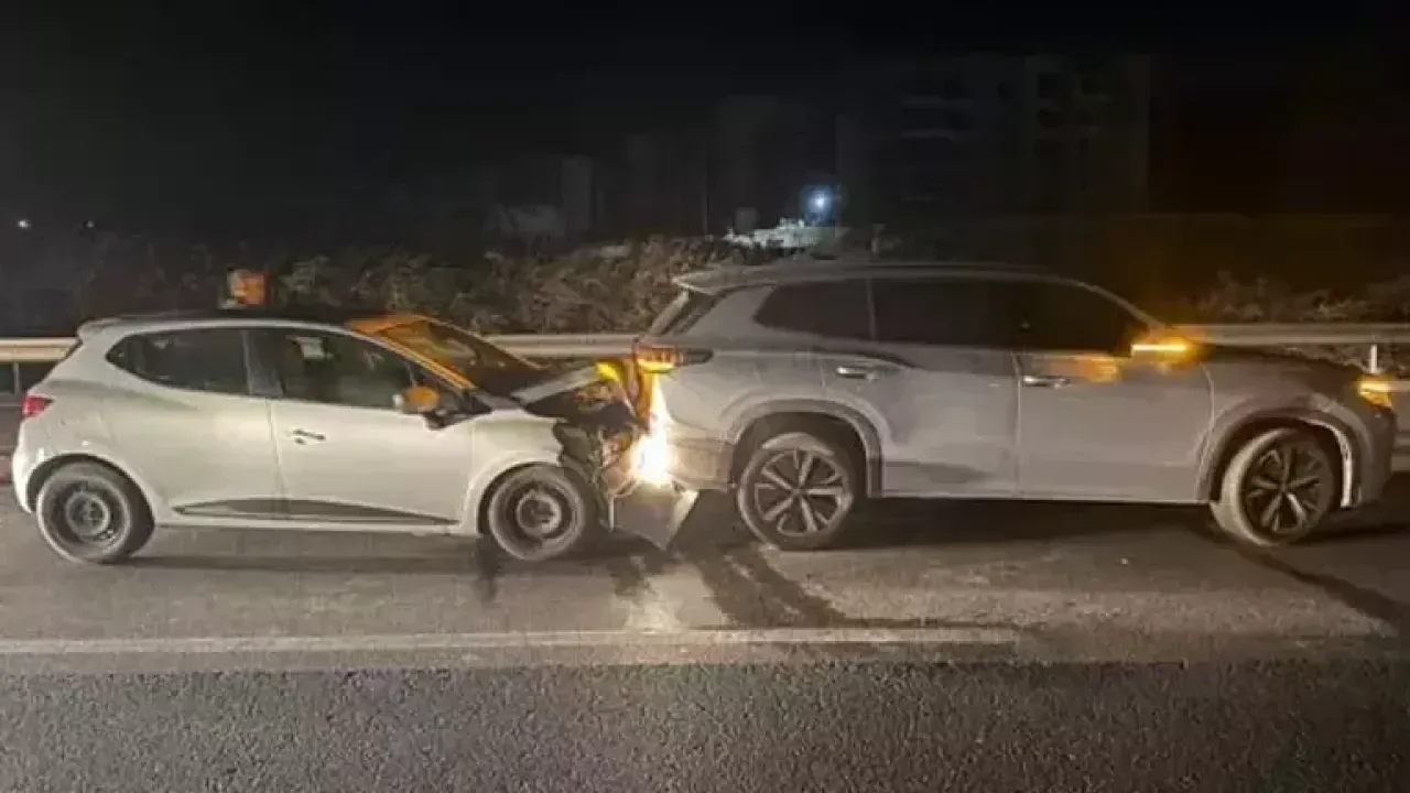 Milyonluk Araç Otoyol Ortasında Dondu, Arkadan Araç Çarptı!