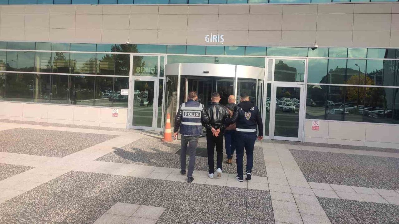 Dedesinin evini soyup eşyalarını sattı