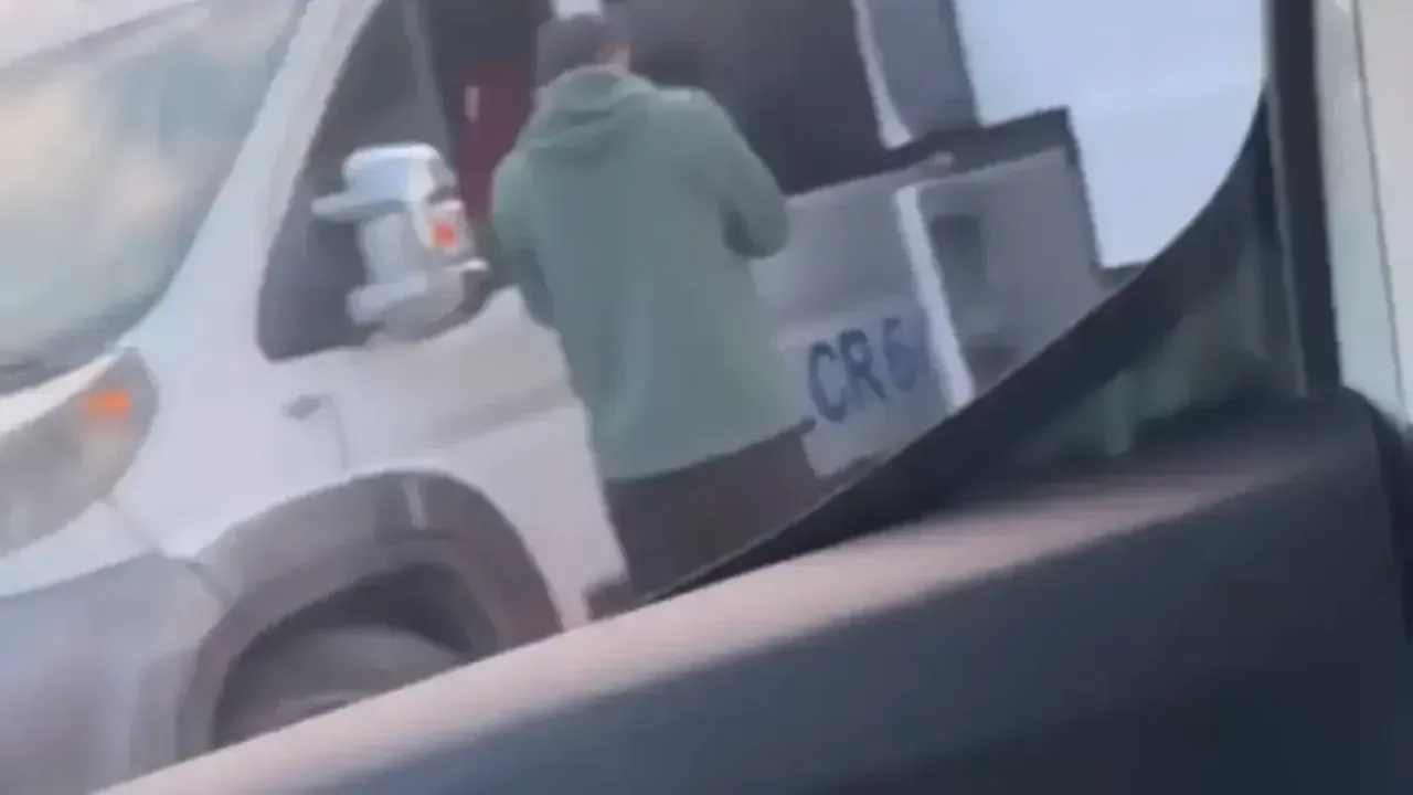 Kocaeli'de Servis Aracı ile Kamyon Çarpıştı