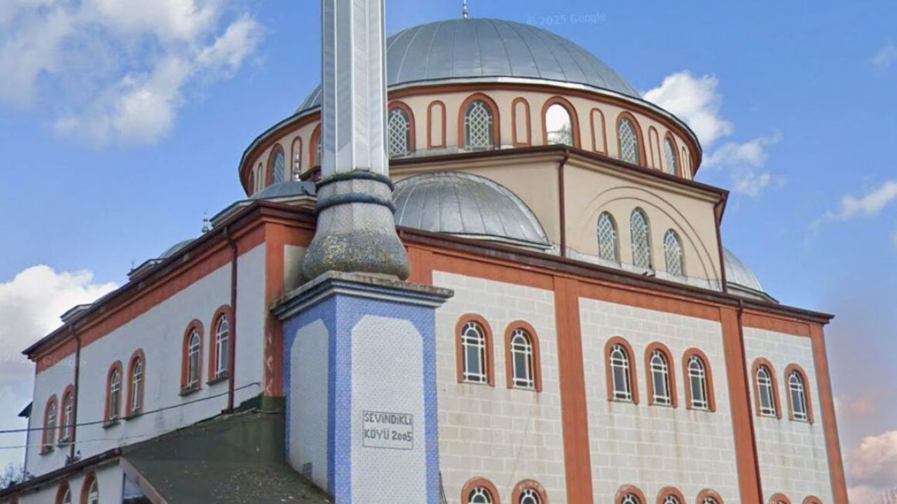 SEVİNDİKLİ CAMİİ’NDE SKANDAL: YER DEĞİŞİKLİĞİ KARARINA RAĞMEN GÖREV TERKİ YAPILMADI