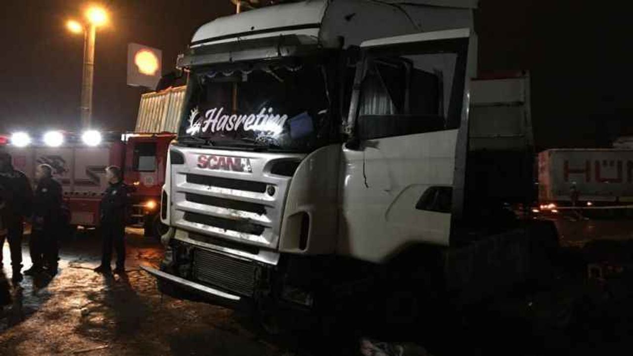 TIR Yolcu Durağına Daldı