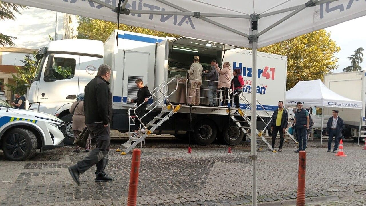 Soğuk gecede Sındırgılılara Büyükşehir’den sıcak bir destek; Hızır 41, tüm gücüyle deprem bölgesinde