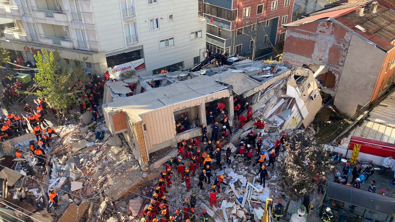 Kocaeli'de Enkaz Altında Kalanların Kimlikleri Belirlendi