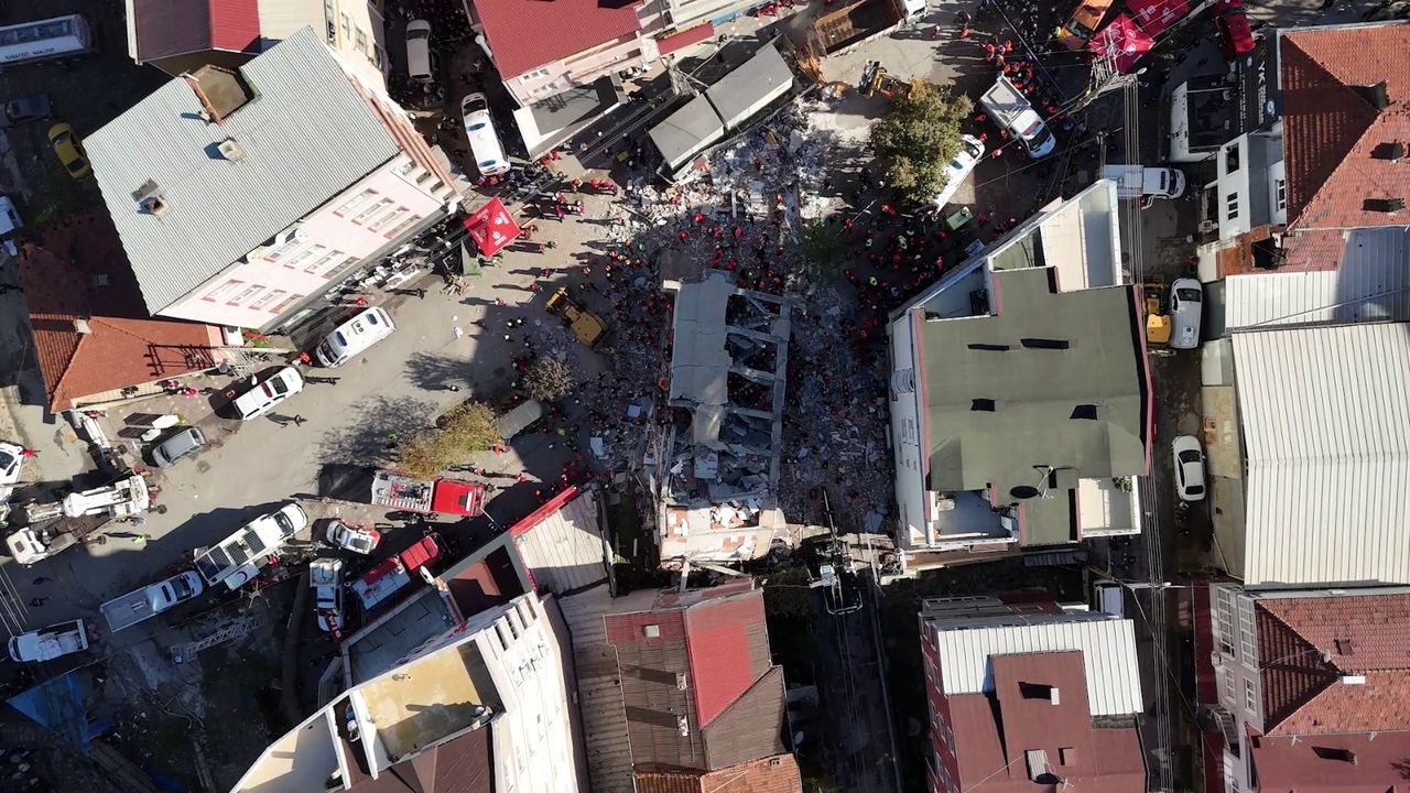 Kocaeli'de Enkaz Altından Ses Geldi!