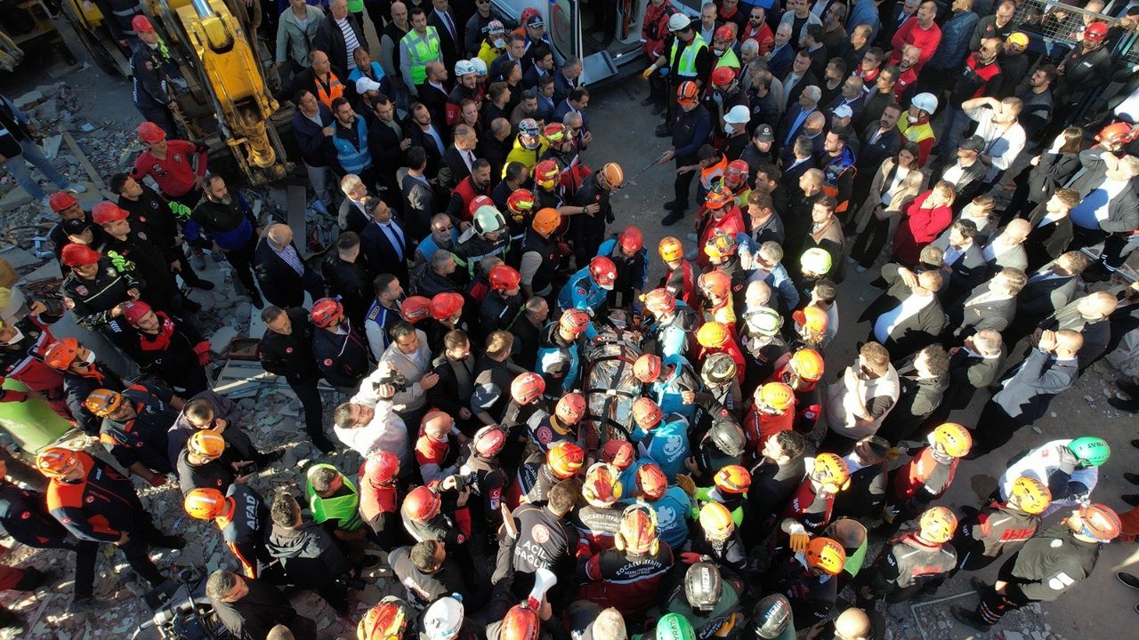 Bakan Yardımcısı Aktaş: “Enkazda iki kişiye daha ulaşmaya çalışıyoruz”