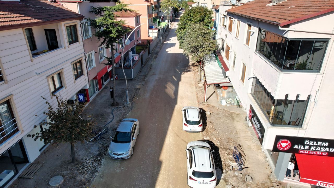 Başiskele Cumhuriyet Caddesi'nde üstyapı çalışması