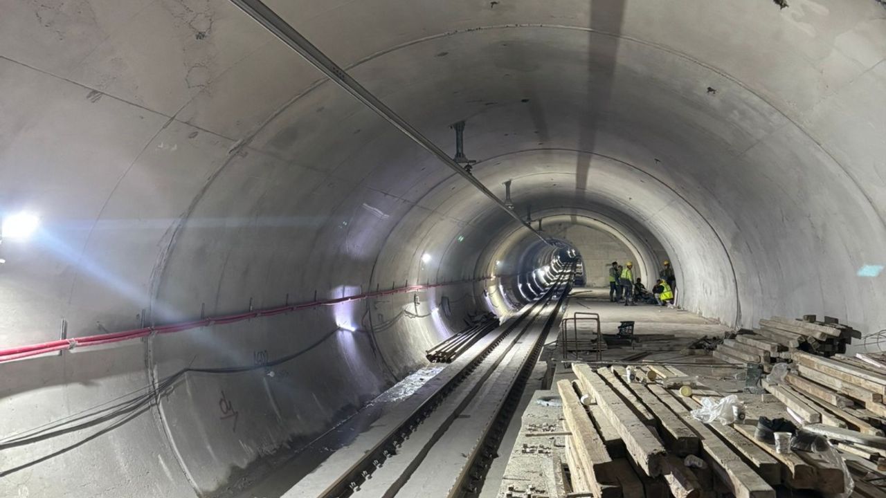 Gebze'de 4 kişiye mezar olan binanın yakınından geçen metro hattının içi görüntülendi