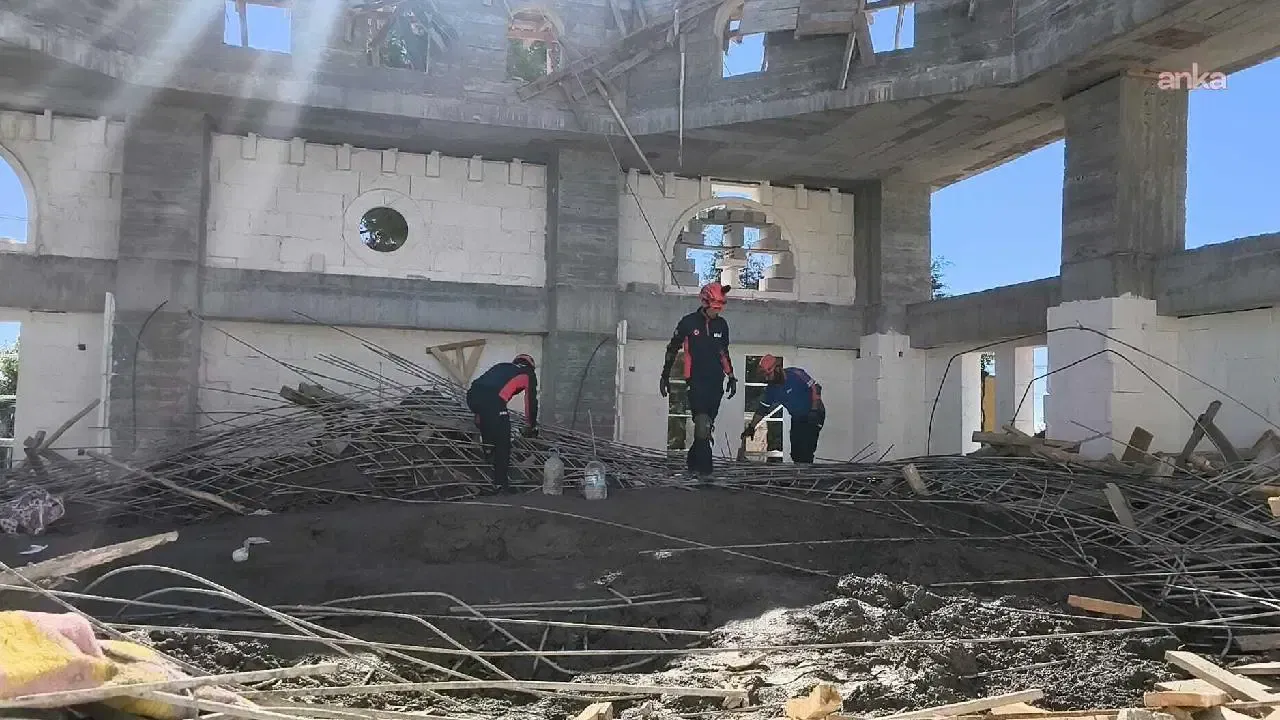 Cami Kubbesi Çöktü!