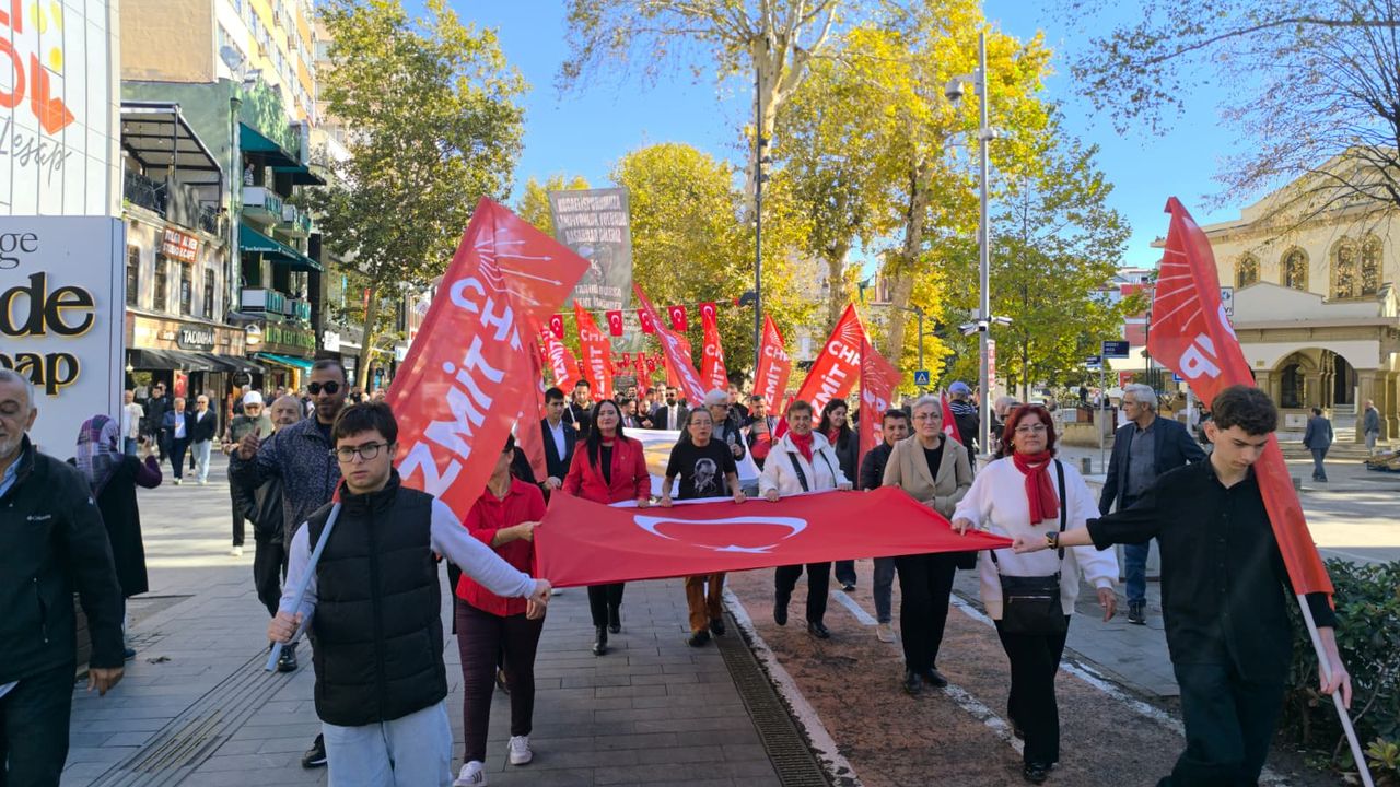 CHP İzmit 102 Yıllık Cumhuriyete Yürüyor