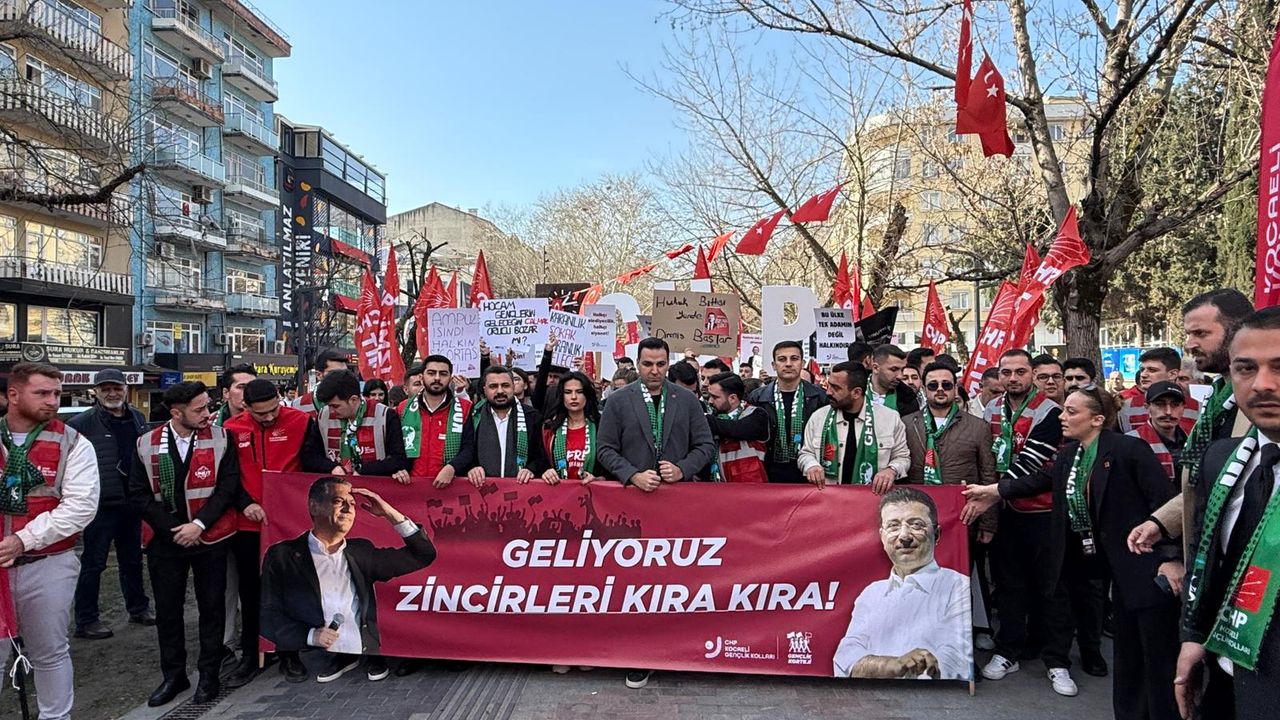 CHP'li gençler "Gençlik Kortejiyle" alana gidiyor
