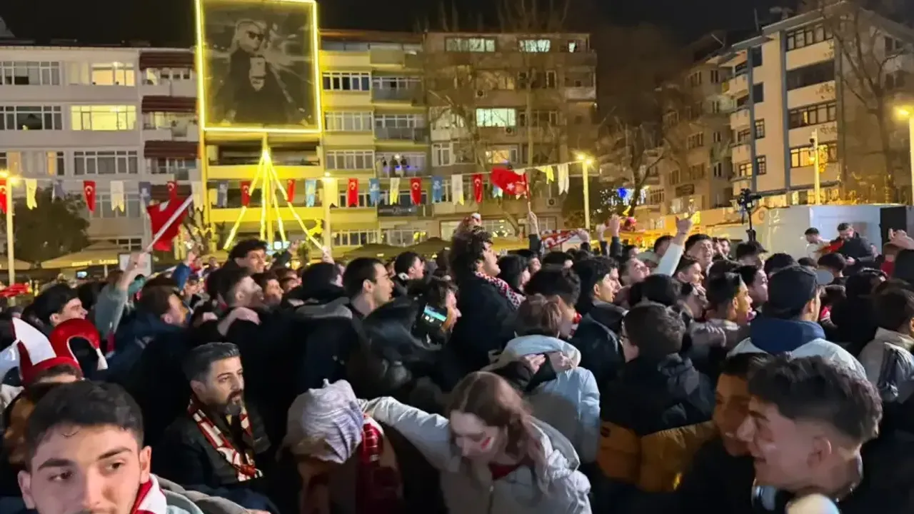 Kocaeli’de geceye damga vuran kutlama: Dünya Kupası coşkusu sokaklara taştı