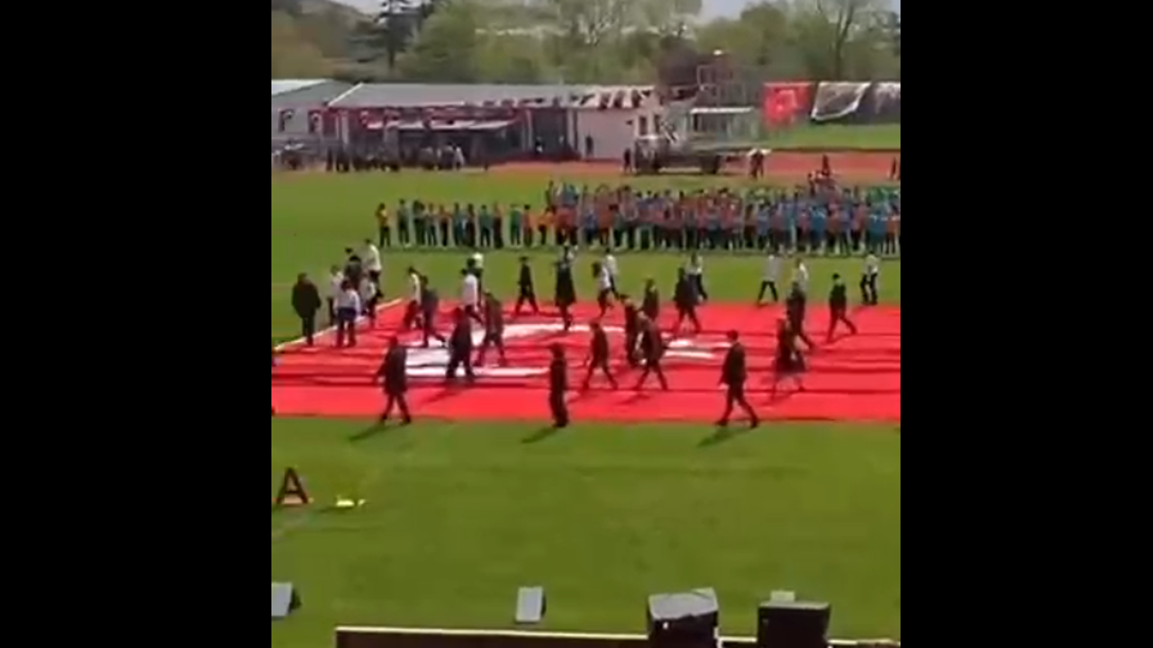 23 Nisan'da Türk Bayrağını Ayaklar Altına Aldılar!