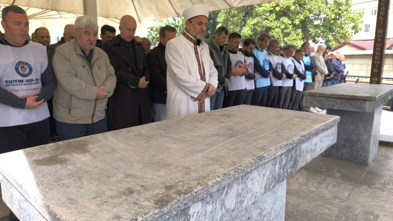 Hayatını kaybedenler için sendika önlükleriyle cenaze namazı