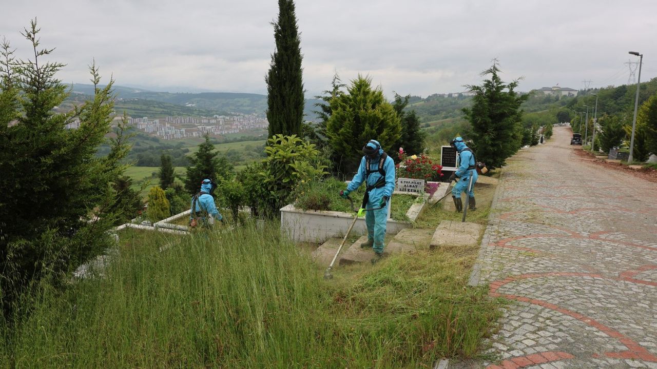 Kocaeli’de Mezarlıklar Bayrama Hazır