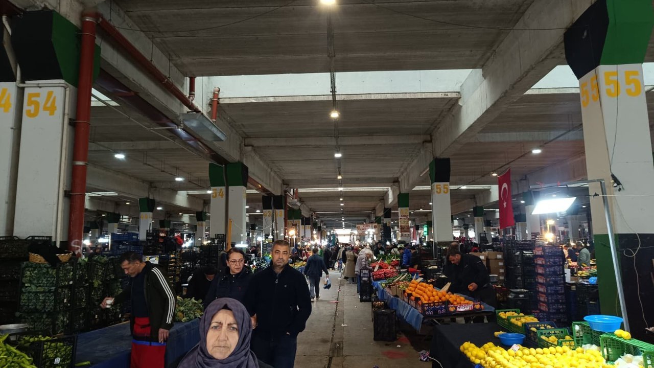 Doğu Kışla Pazarı'nda Tezgahlar Dolu Cepler Boş Kaldı
